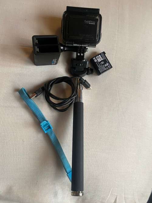 GOPRO HERO 4 SILVER*BRACKET*CASING*USB CABLE * 2 BATTERIES * CHARGER  GOOD  CONDITION